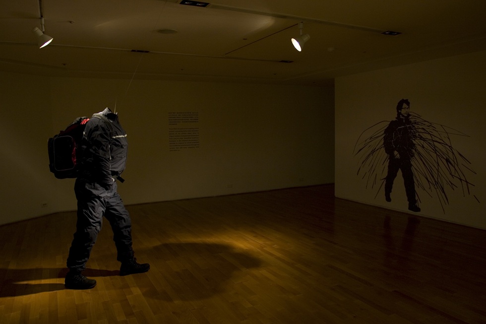 崔廣宇個展「系統生活捷徑：城市瞎摸」，於誠品畫廊展出一景，2007。（崔廣宇提供）