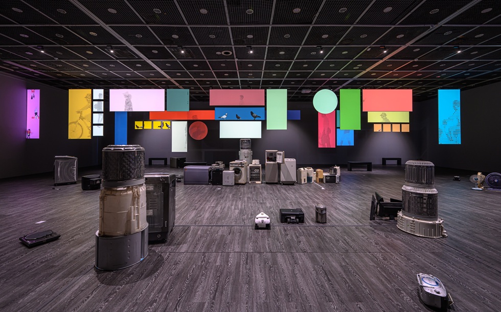 台北當代藝術館2025年「No Language」展展場一景，圖下各式家電為廖建忠作品《運転生活終點站3.0 K-us》，圖上之懸掛物為陳萬仁作品《這不是一個幌子》。（台北當代藝術館提供，攝影／ANPIS FOTO王世邦）