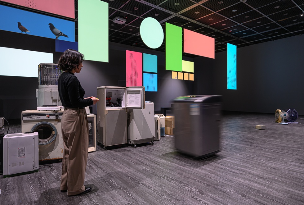 在《運転生活終點站3.0 K-us》裡，觀眾可以藉由遙控器操控現場展出的各種廢棄家電用品。（台北當代藝術館提供，攝影／ANPIS FOTO王世邦）