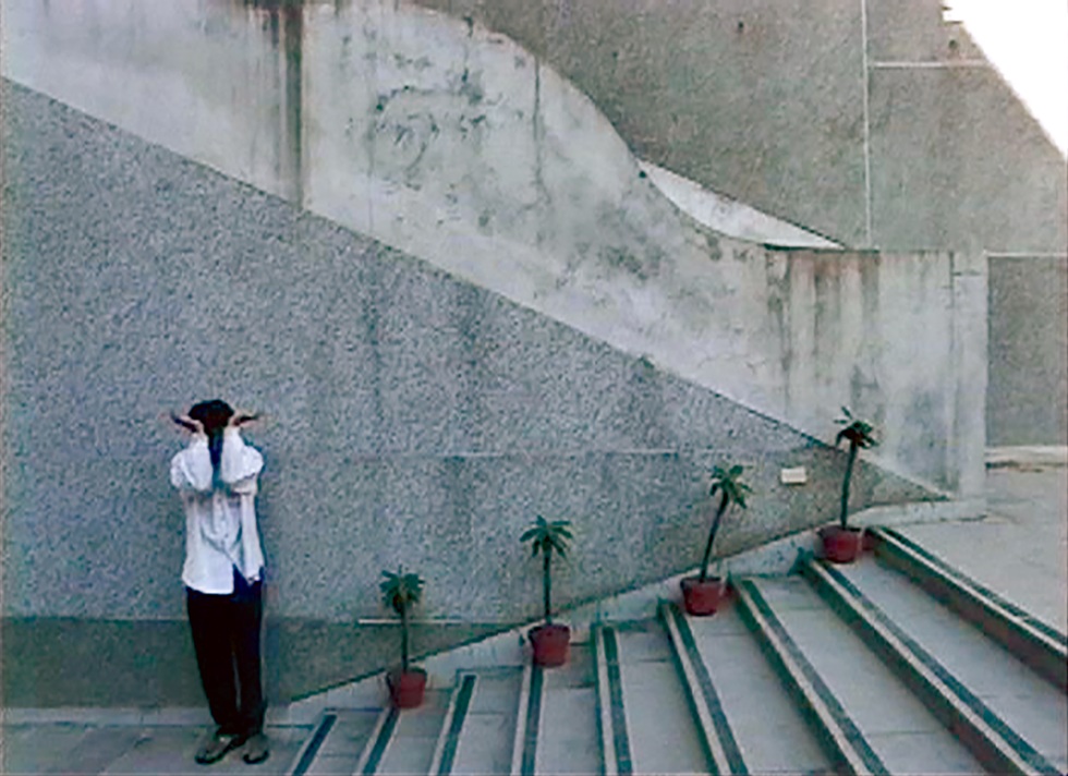 崔廣宇，《模仿》，行動紀錄／單頻錄像，3'56"，1996。（崔廣宇提供）