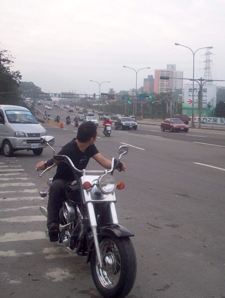 廖建忠以哈雷機車為模仿標的製作的《機車人生》，是一台真的可以騎上路的腳踏車，這件作品後來為澳洲白兔畫廊所收藏。（廖建忠提供）