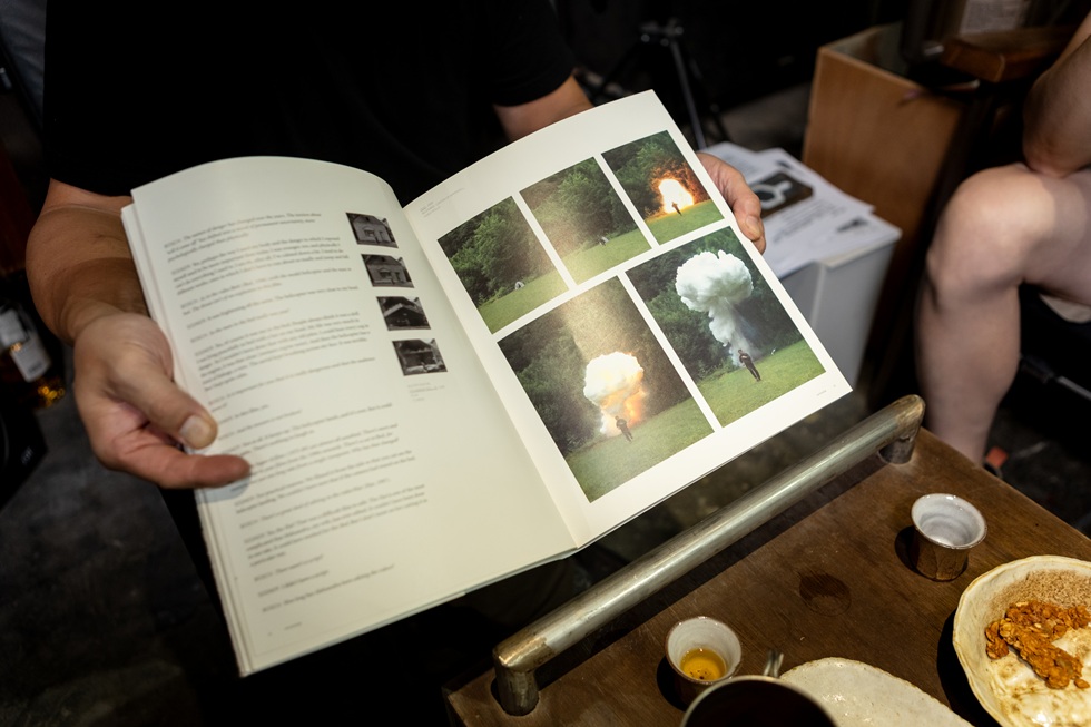 羅曼．西格納深具電影場景感的作品《Tent》（2002）。（攝影／呂國瑋）