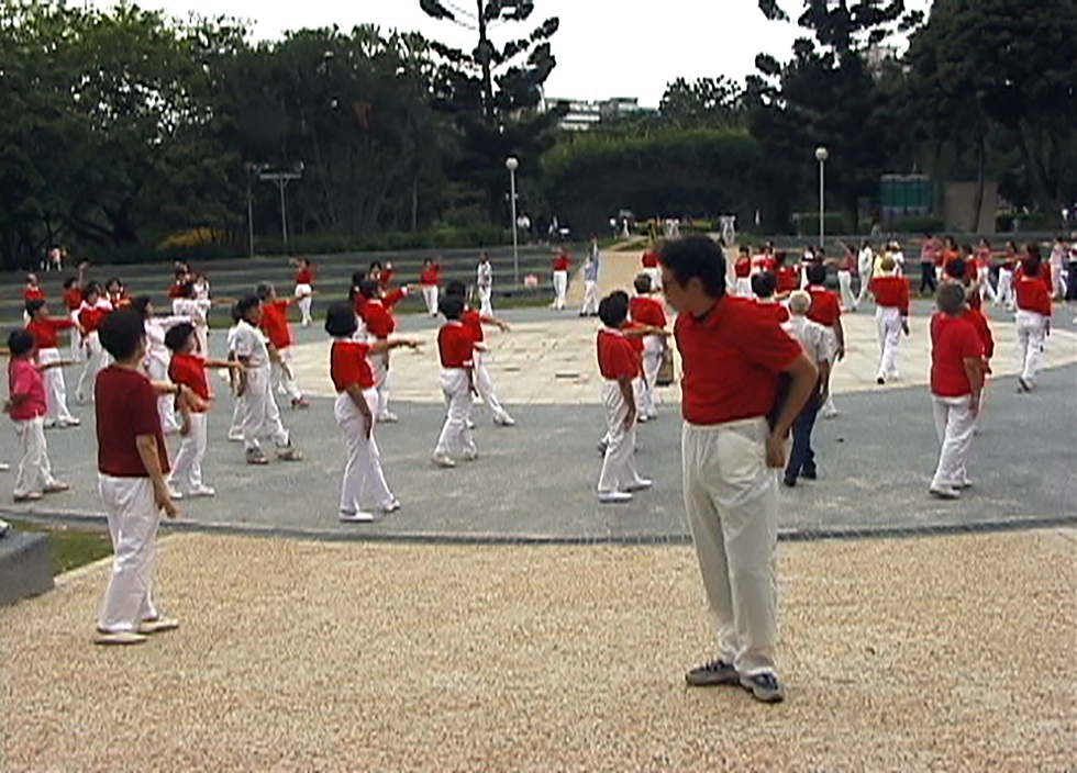 崔廣宇，《系統生活捷徑—表皮生活圈：表皮生活圈》，行動紀錄／單頻錄像，10'1"，2002。（崔廣宇提供）