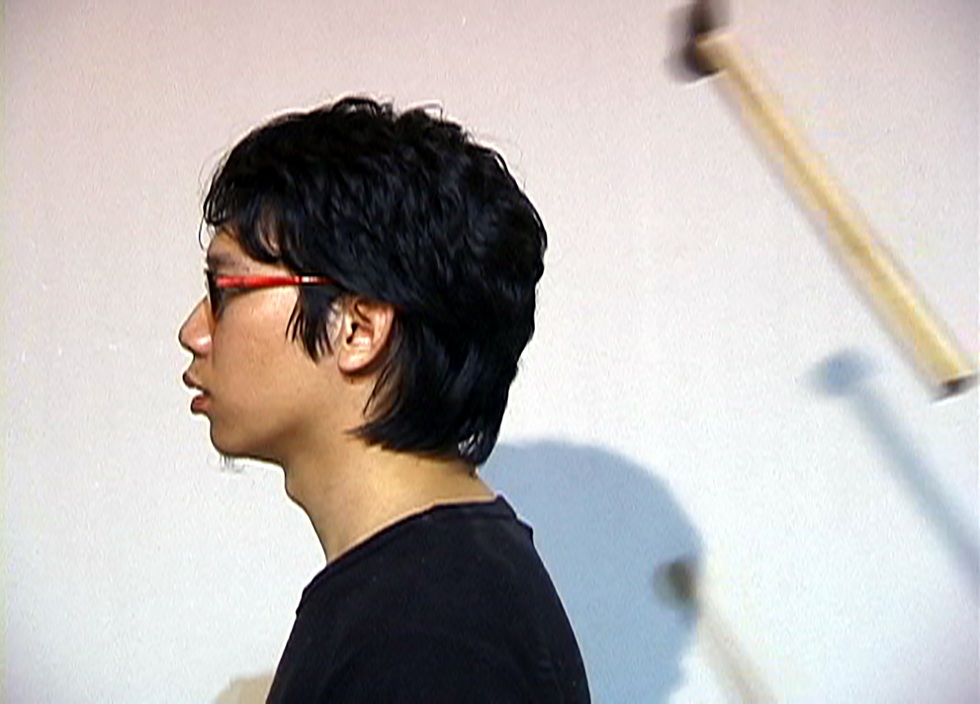 崔廣宇，《十八銅人．穿透，感受性》，行動紀錄／單頻錄像，3'7"，2001。（崔廣宇提供）