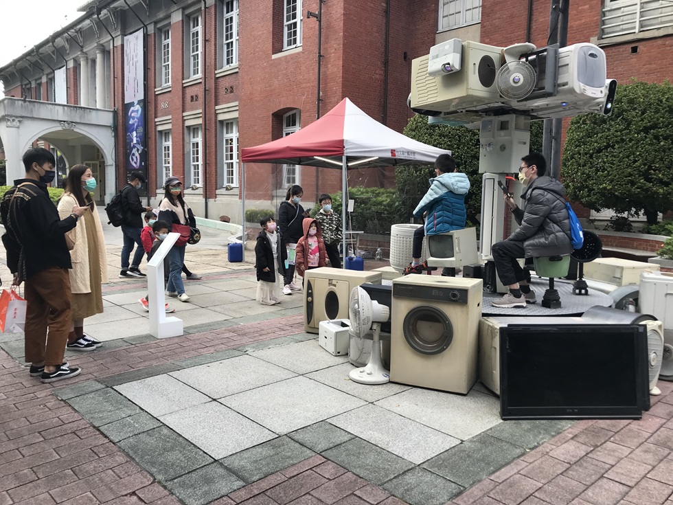 廖建忠《運転生活的終點站》於台北當代藝術館戶外展出一景，2021。（廖建忠提供）