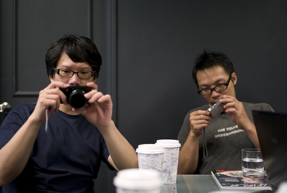 崔廣宇（左）與廖建忠前往由賴志盛與李基宏合開的複氧公司討論有關「砍錯Z」展，2008。（攝影／賴志盛）