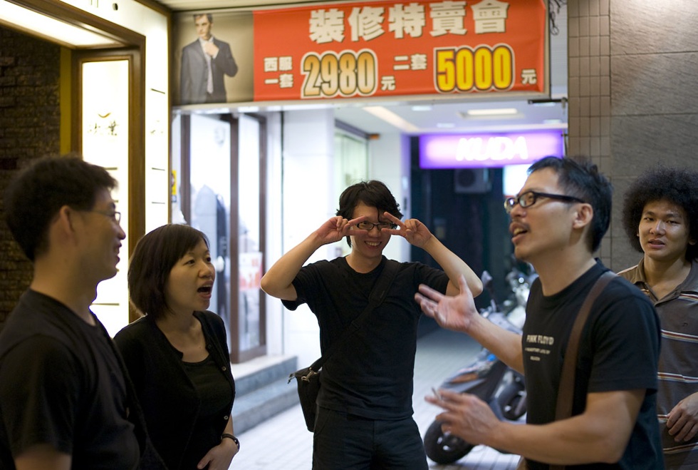 廖建忠與崔廣宇同時參與2008年由簡子傑策劃的「砍錯Z」，圖為與參展藝術家前往展出空間「in98豪華數位影院 inFIDI space」場勘。左起李基宏及妻子吳品萱、崔廣宇、廖建忠、海馬（葉振宇）。（攝影／賴志盛）