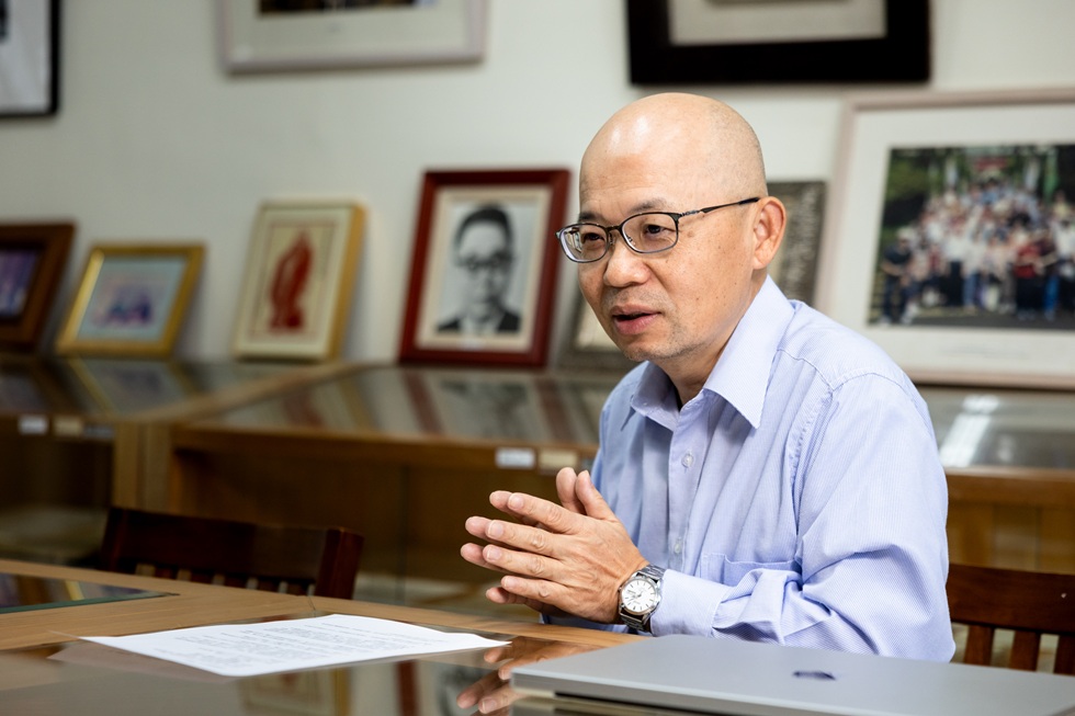 唐捐的詩早年處理「恨」、後來處理「笑」,在讀者眼中看似強烈的對比,於他而言其實是一種延續。(攝影/呂國瑋)