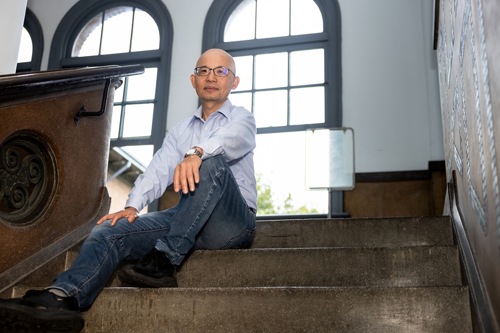 做了系主任,在言說上難以「四無雞蛋」,也更加考驗創作的技巧。唐捐攝於他得扛責任的台大中文系。(攝影/呂國瑋)