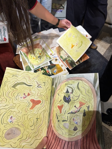 比對漫畫共創計畫裡出版的成品和原畫。此為Kornelija Žalpytė和 Giulia Tudori共創的《 La Pentola Magica》。