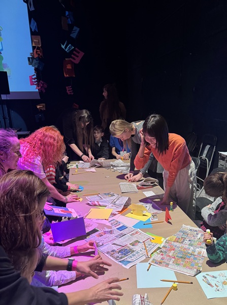 在「童書島」的親子工作坊中用報紙做拼貼撕畫，孩子們對五顏六色的台灣報紙十分感興趣。