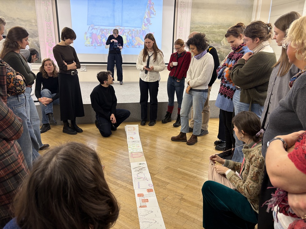 義大利繪本作家喬凡尼．科拉內里（Giovanni Colaneri）在工作坊以「症候群」為題，讓大家各自創作後集結成一本手風琴書。