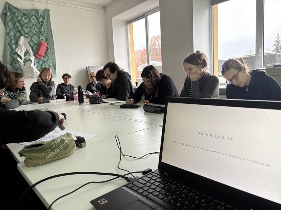 在立陶宛美術學院的工作坊中，以「戰爭與侵略」為題帶學生們透過轉換觀點和角色扮演做圖像敘事的練習。