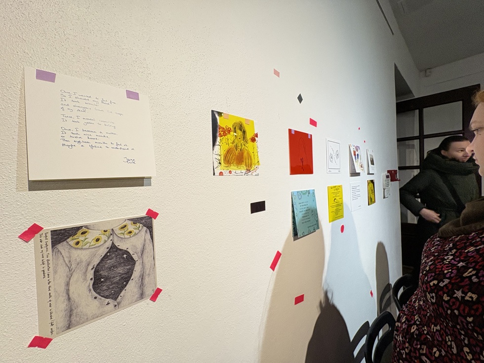 維爾紐斯文學之家的展覽召集了立陶宛兒童文學作家和插畫家，每人用單張或多張方形紙以「改變的篇章」為題創作。