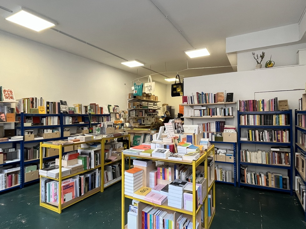 Good Press不像一般書店設有明確分類，而是以內容或視覺的「關聯性」作為陳列邏輯。