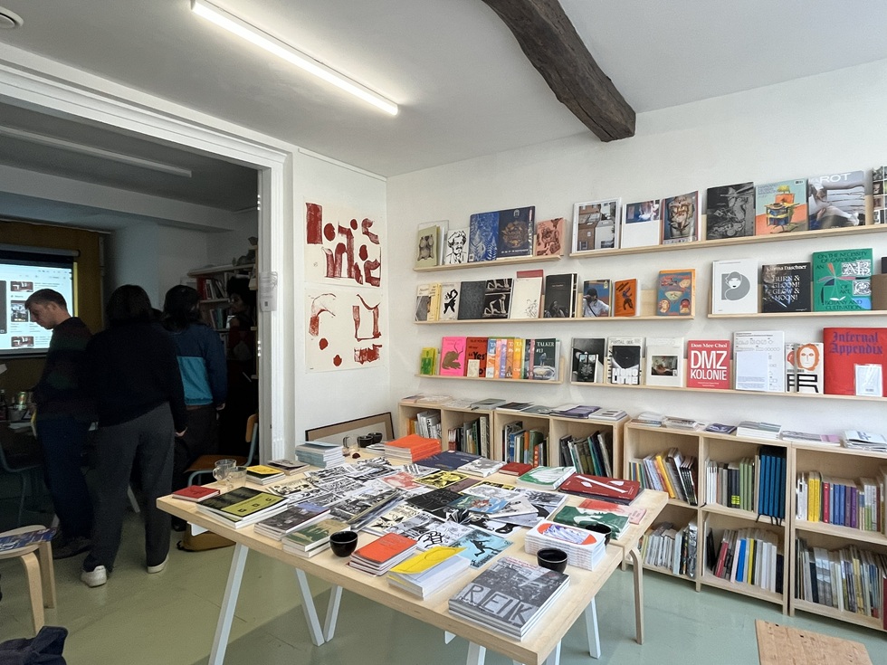 Limestone由五位來自台灣，橫跨藝術、設計、電影、策展等領域的成員以非營利的基金會形式共同營運。