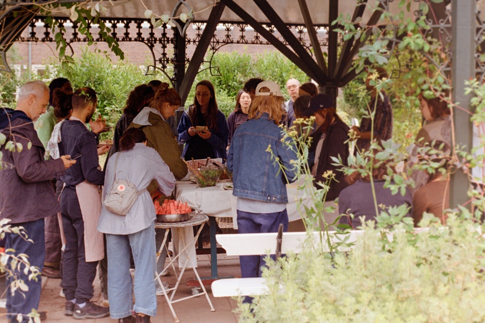 Limestone與策展人官妍廷合作的「野餐」計畫，2024年邀請藝術家岩間朝子與阿拉．阿布．阿薩德藉由「覓食」連結巴勒斯坦政治現況。（Limestone Books提供）