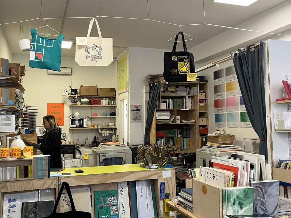 Good Press櫃檯後方、約兩坪大小的「印刷廠」，為創作者提供知識生產的載體。