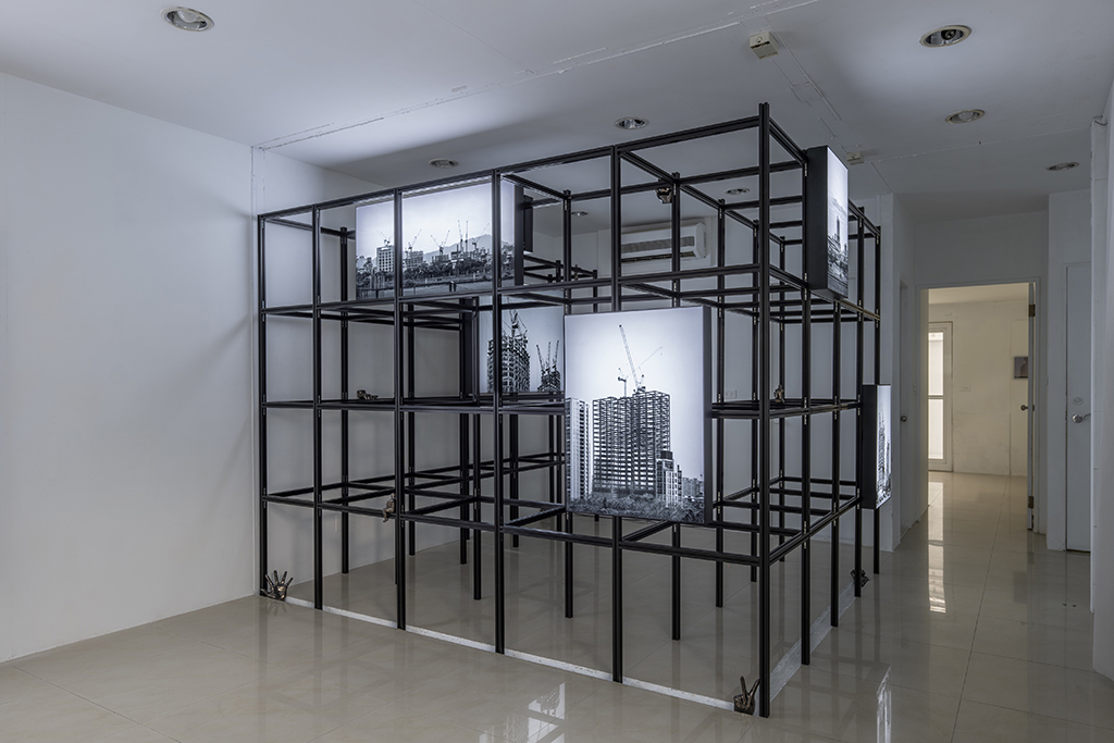 在拆除原有隔間後殘留的縫隙中，以鋁製金屬結構搭建的《大人的攀爬架》。（丘智偉提供）