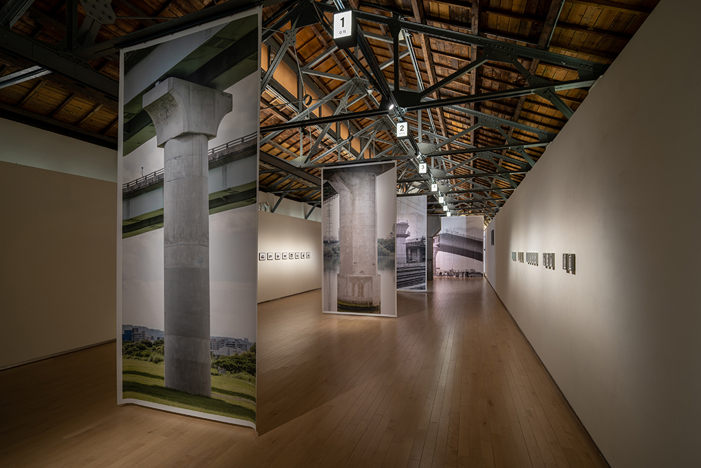 「被高高架起的＿＿＿ 」展覽現場，嘉義市立美術館，2024。（丘智偉提供）