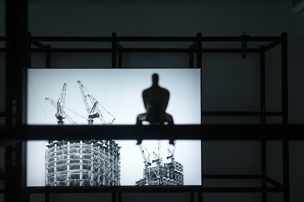 作品「攀爬的人」系列與《大人的攀爬架》於展覽現場。（攝影／林裕軒）