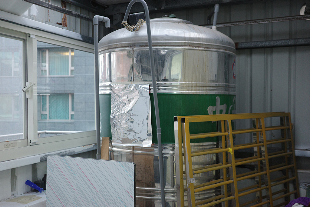 在佈展後堆疊的工具、桌子與擱置物品，存放在展場旁邊的陽台空間。（攝影／林裕軒）