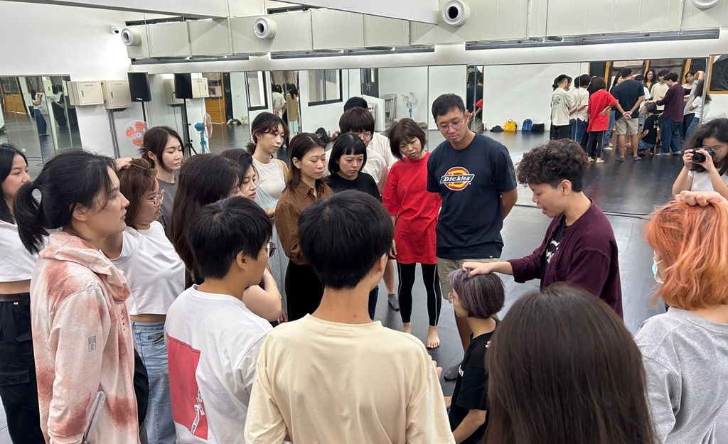 台東藝穗節「抓頭髮教學」現場,大家看得很專心,參與者都是一般大眾。