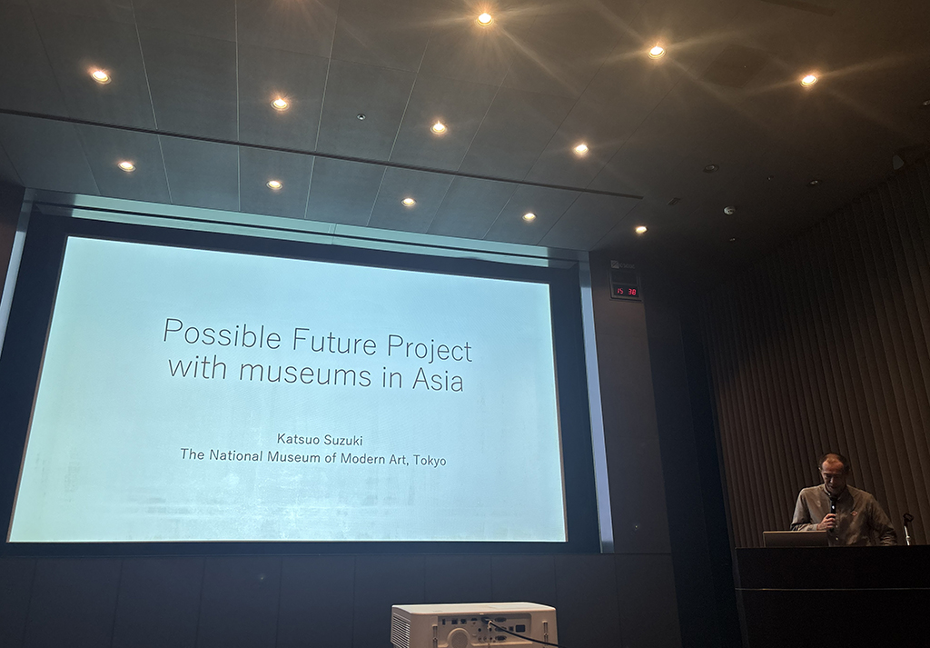 東京國立近代美術館的主任研究員鈴木勝雄，為到訪者介紹下一階段的展覽準備方向。（賴志婷提供）