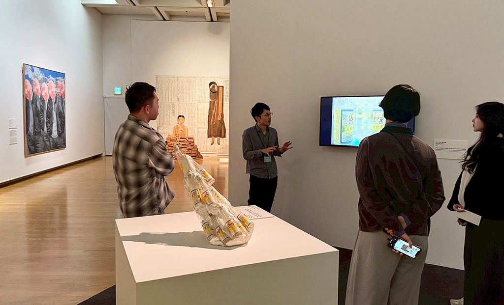福岡亞洲美術館策展人佐佐木玄太郎為「策展人學院」成員介紹館內典藏展。（高慈敏提供）