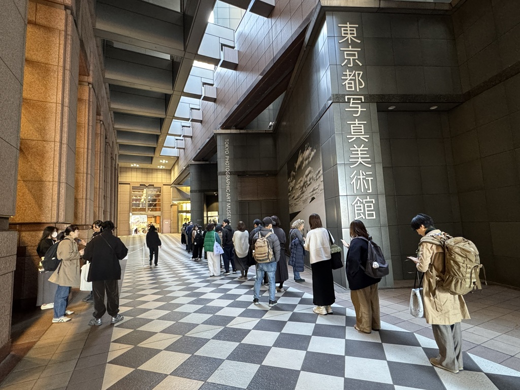 東京都寫真美術館是日本第一家以攝影和影像作品為主的美術館。參訪當日，一早便有許多觀眾排著長龍等待開館。（高慈敏提供）
