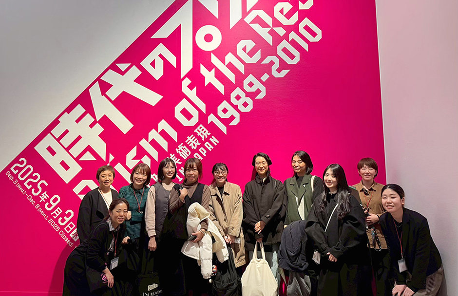 「2025策展人學院國際交流計畫」參與者們於東京國立新美術館「時代的稜鏡」展。（賴志婷提供）