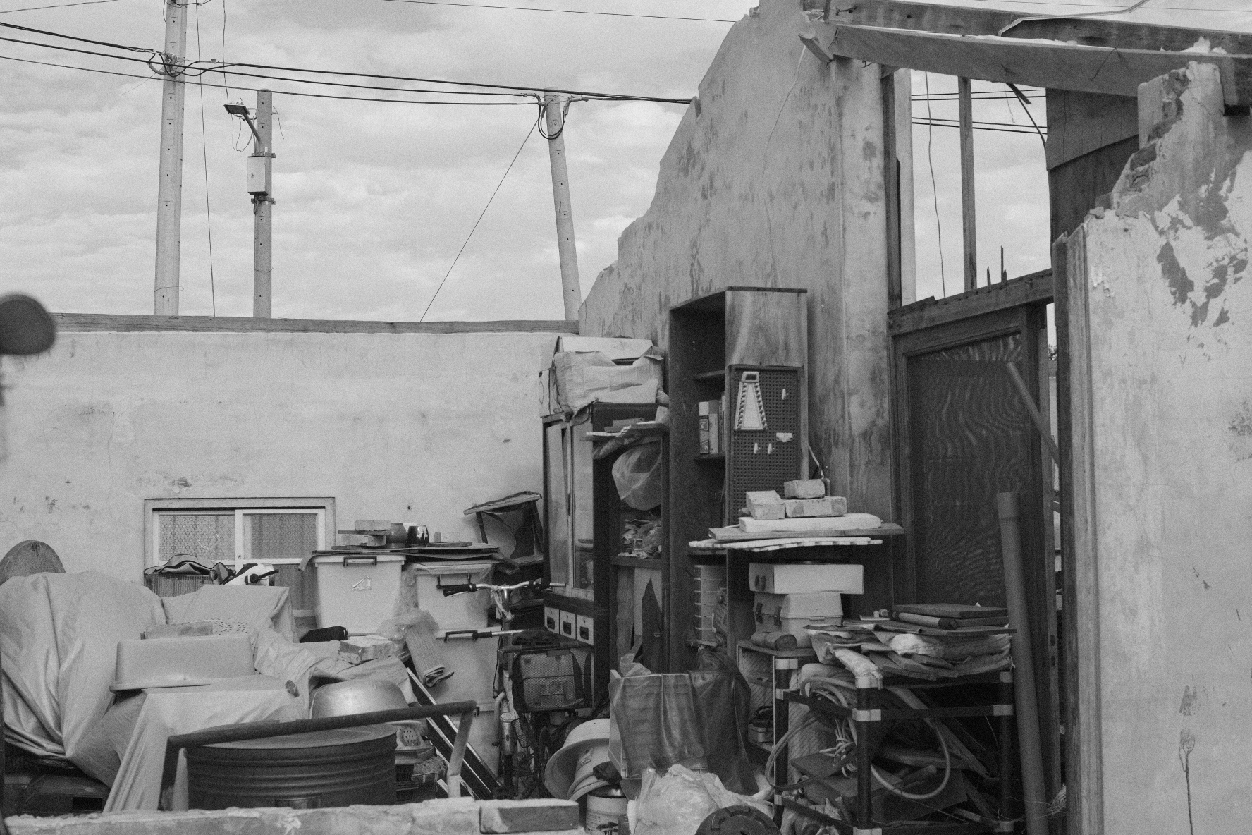 台南北門蚵寮社區中尚未復原的房屋,攝於2026年1月。(攝影/阮品崴)