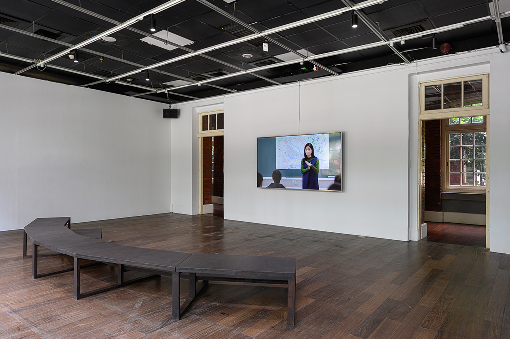 台北當代藝術館展覽「安全室」中,藝術家藤井光作品《被紅線劃分的班級》。(台北當代藝術館提供)