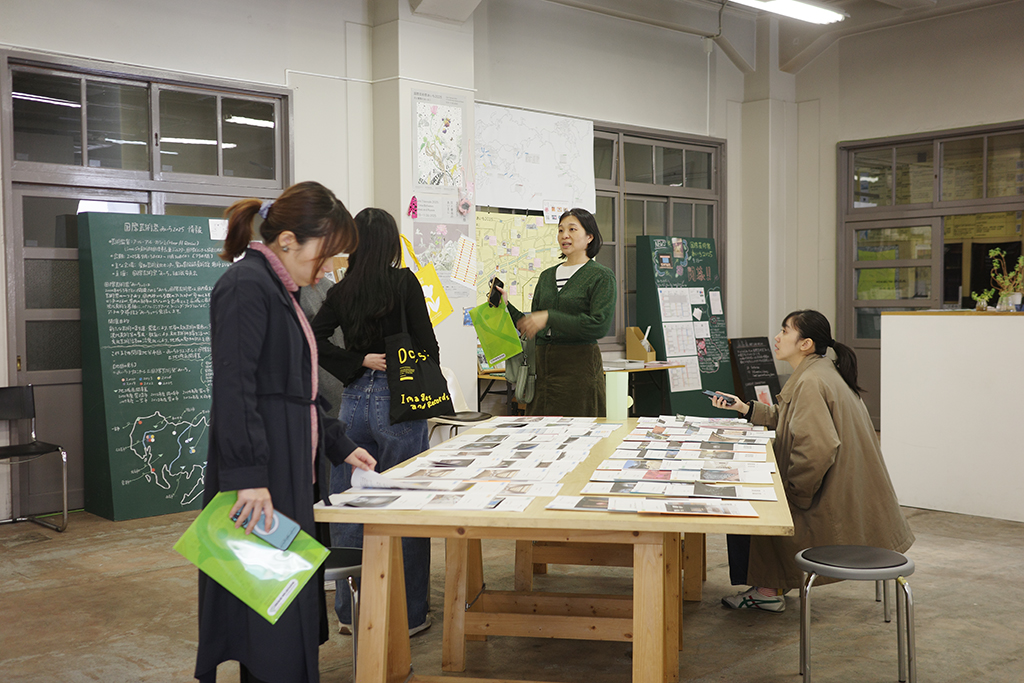 愛知藝術實驗室。桌上放滿參與此屆愛知三年展的藝術家資料,旁邊有過往的檔案紀錄。(攝影/林裕軒)