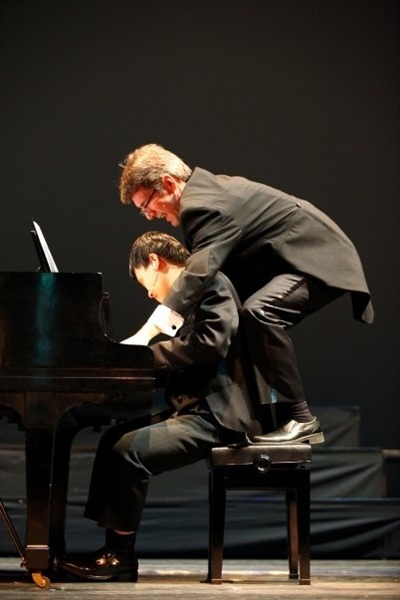 有著20多年師生情誼的范德騰與許哲誠,歡樂又默契十足的合奏。