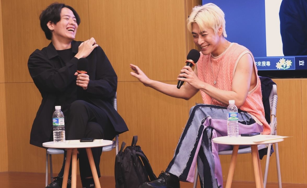 陳栢青（右）與陳繁齊於景美女中「作家巡迴校園講座」對談現場，2024。