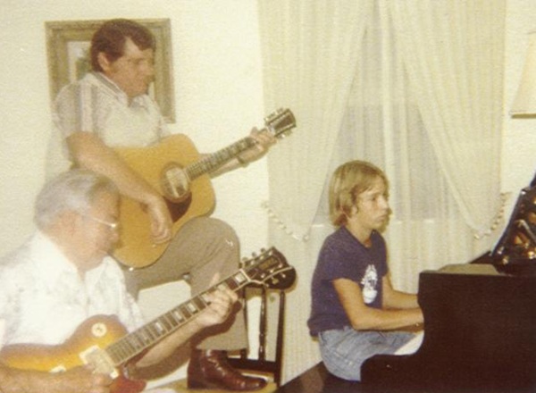 范德騰的幽默啟蒙來自家庭,圖為小時候的他和外公一起演奏,提供親友點歌歡唱。