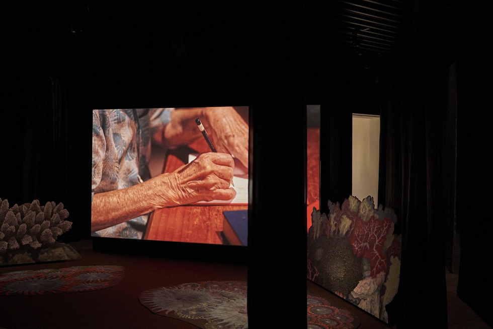 山城知佳子,《Recalling(s)》,「漂着」展,石橋美術館,2025。(© Chikako Yamashiro,攝影/kugeyasuhide)