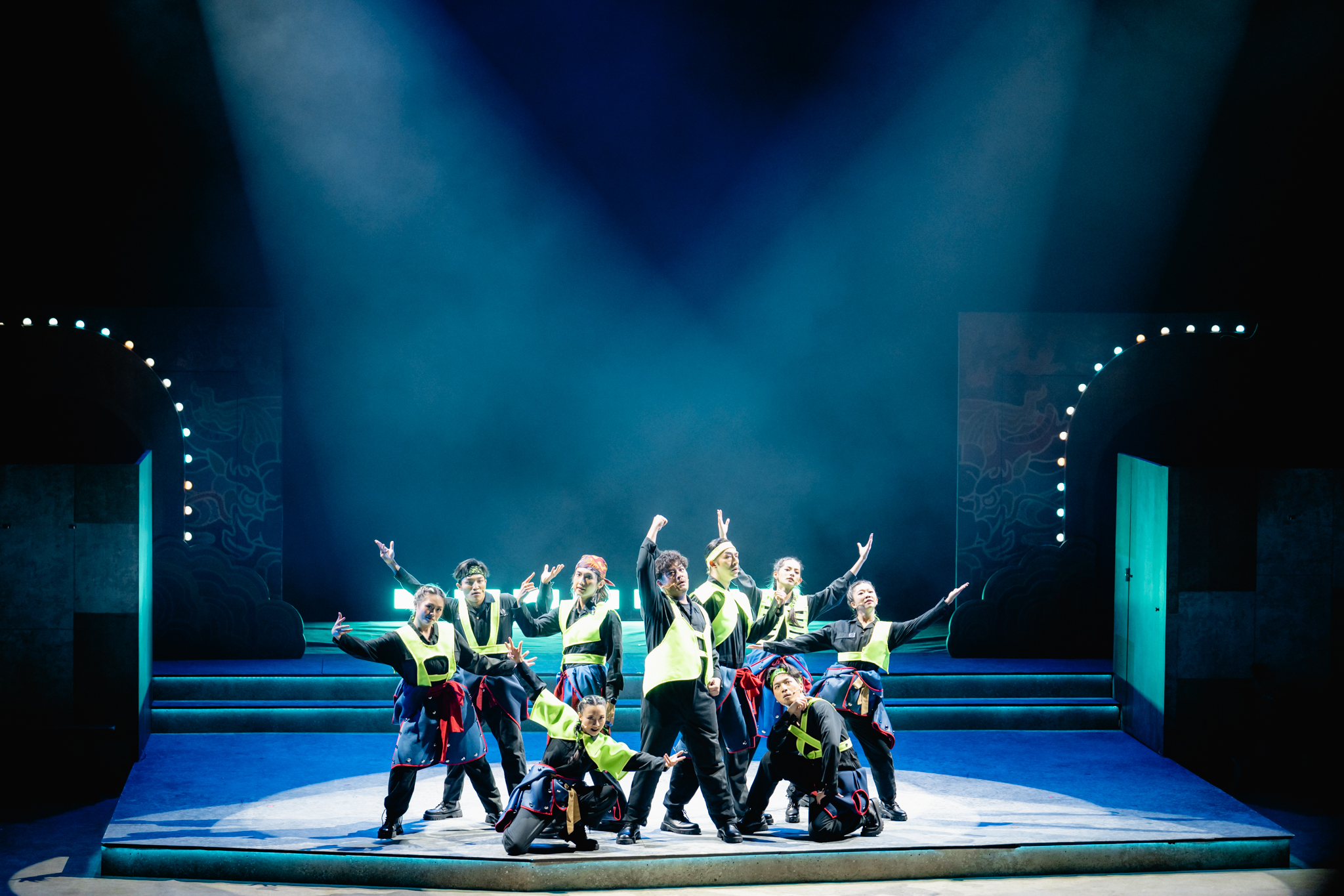 嚎哮首次挑戰音樂劇,《別叫我成功:藝術界歸來的兒子》融合現代饒舌與本土精神,笑剖兩代間的情感糾葛。