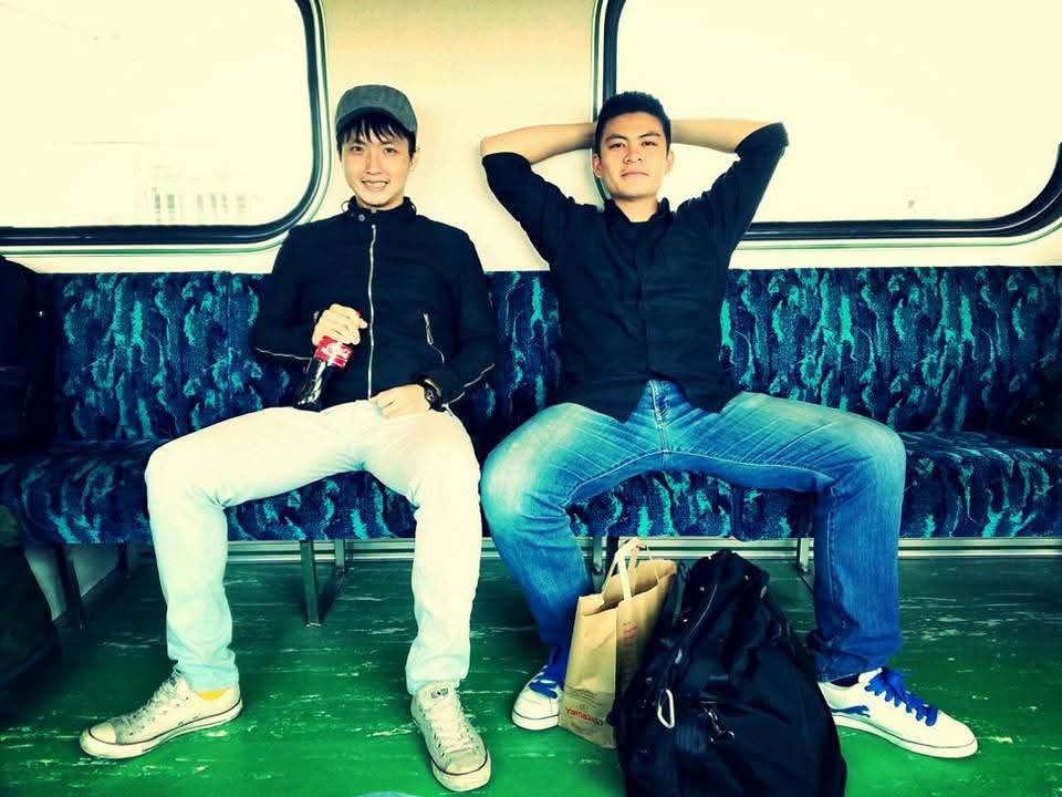 蕭東意（左）與黃建豪（右）相遇於北藝大求學時期，因著一堂排演課的要求而組團。初期創作多圍繞在兩人對自身生命階段的嘲諷。