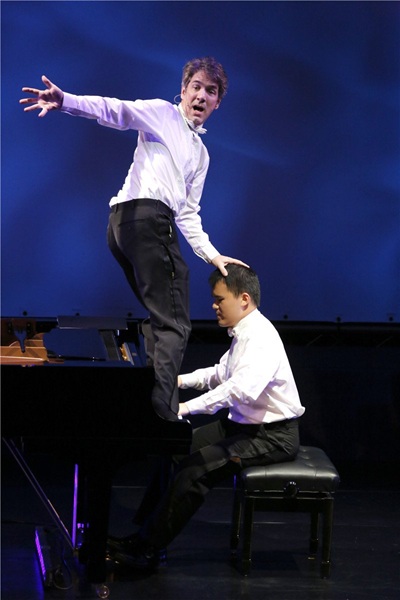 踩鋼琴一定有風險,行動前請先確認你做了暖身,還有你父母的容忍度。