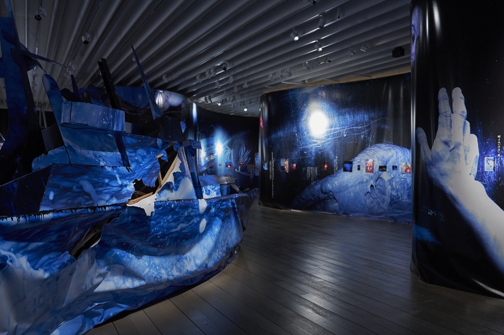 志賀理江子,《なぬもかぬも》,「漂着」展,石橋美術館,2025。(© Lieko Shiga,攝影/kugeyasuhide)