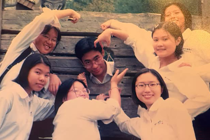 在高中求學階段，陳栢青以搞笑作為自我防護機制。