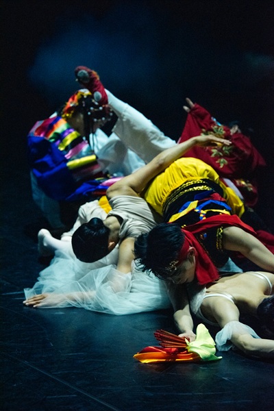 為什麼要學這些舞？它們將把我帶往何處？黃懷德試圖在《科班生之舞》中梳理這些疑問。