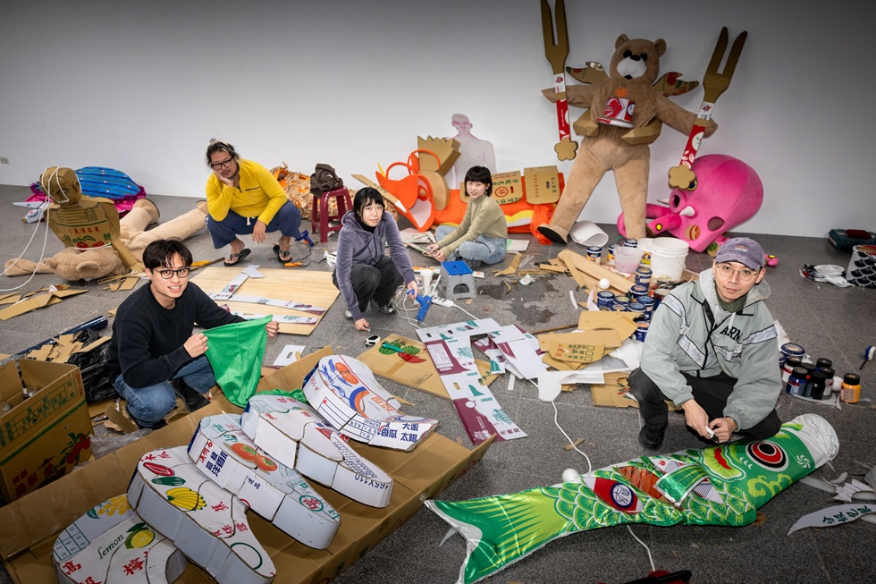 其實你不懂我的心、邱子晏、倪祥、馮志銘、簡志峰「如果這都不算Ai，我有什麼好Bi？」，圖為倪祥與參與展品製作的台藝大雕塑系學生合影。（攝影／呂國瑋）