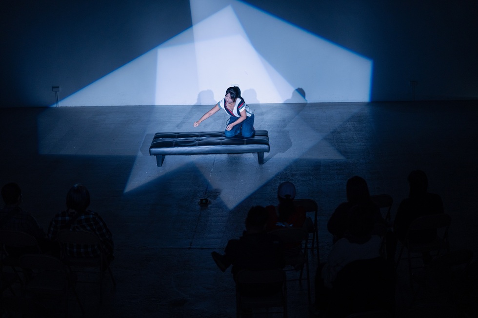 偷了阿公的「那把獵刀」回到台北，才發現嚴禁女性觸碰的部落禁忌，偏偏那刀又堵在了房間門口，該當如何是好？《她（阿公的）那把獵刀》劇院版，2023。（攝影／劉千鈺）