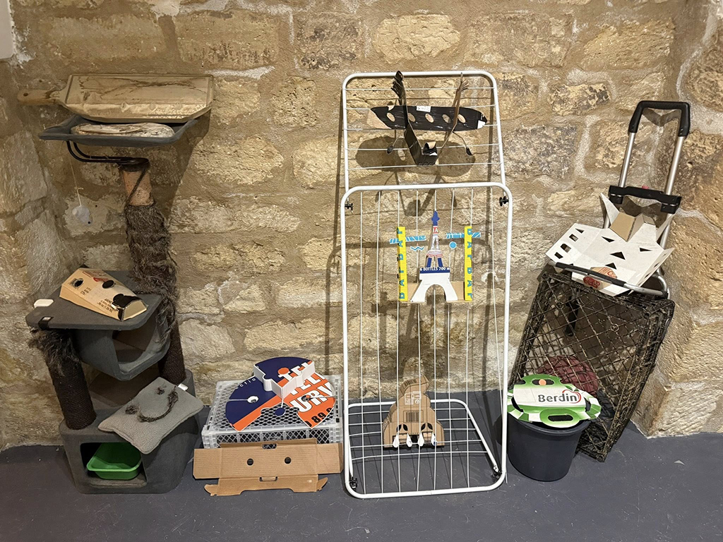 倪祥於「《It’s-a Me,_____!》臺法德行動拉力賽計畫」中展出作品《棄之可惜》，圖為展場一景。（倪祥提供）