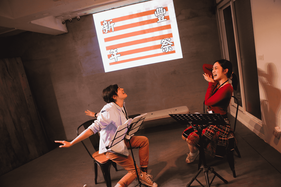 被主管拒絕放祭儀假、回不了部落的女子，決定邀請好友在台北的頂加小套房自行舉辦一場「新豐年祭」，在笑鬧中逐漸失序……。《新豐年祭》，2025相信世代×序場讀劇節。（攝影／廖行寬）