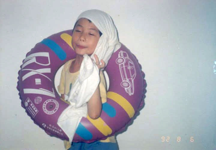 打小就古靈精怪的顏訥。