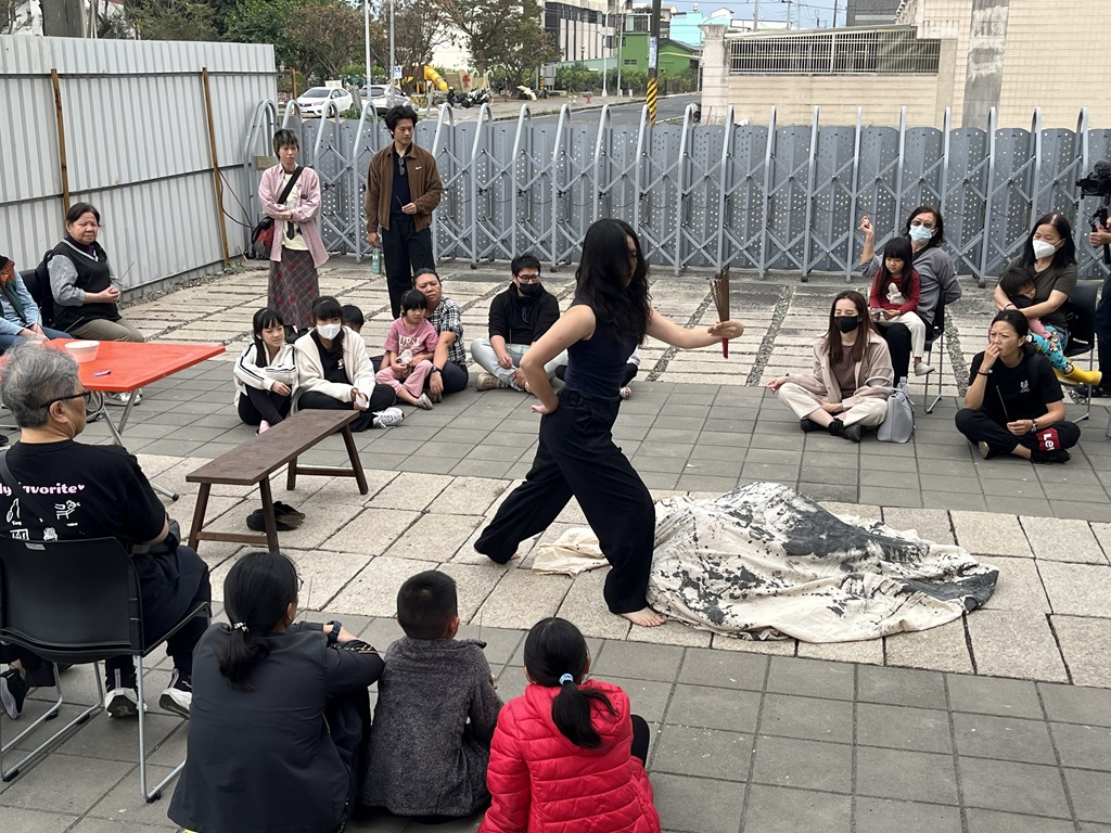 「境．形視」多元的創作形式與議題，也為觀眾帶來不同程度的擾動與刺激。圖為薛詒云作品《憑依之身》，「境．形視」系列9，2025。（種子舞團提供）